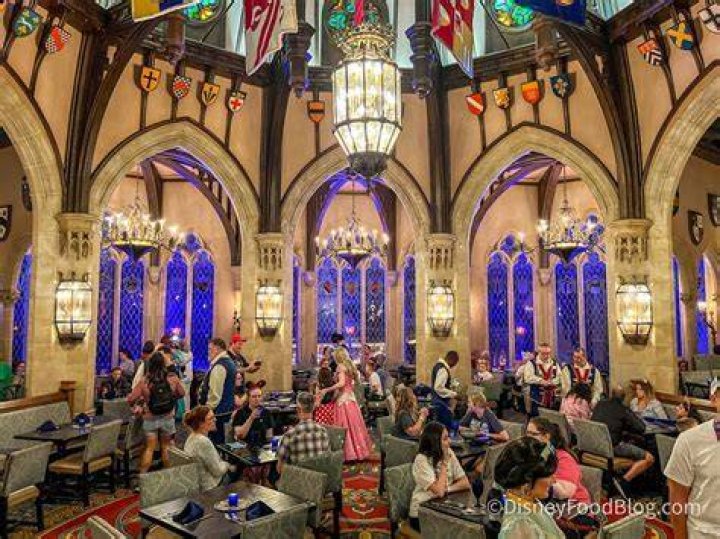 Can anyone have dinner at the Magic Castle?