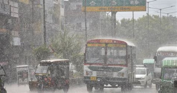 Does it rain in Kanpur?