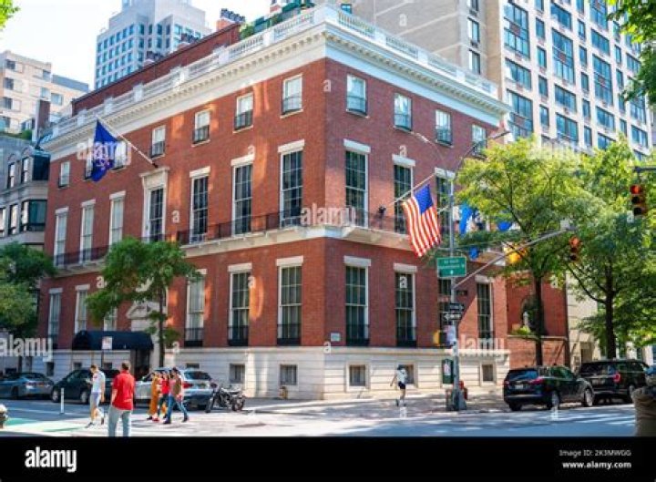 Does the Knickerbocker Club still exist?