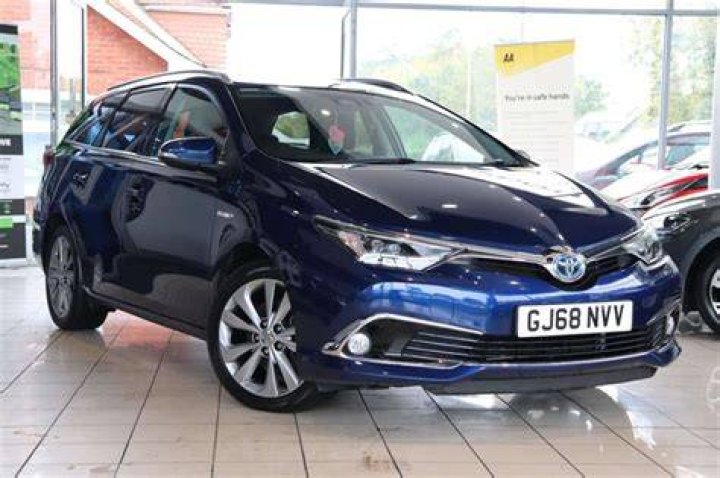 How long is Toyota Auris estate?