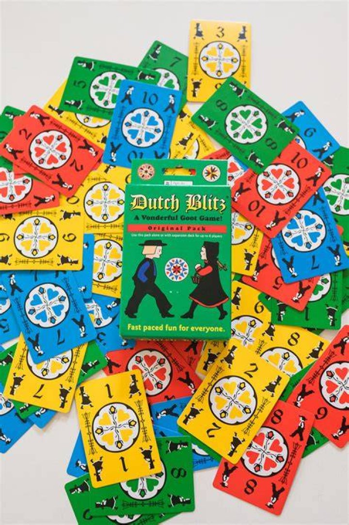 How many cards are in a Dutch Blitz deck?