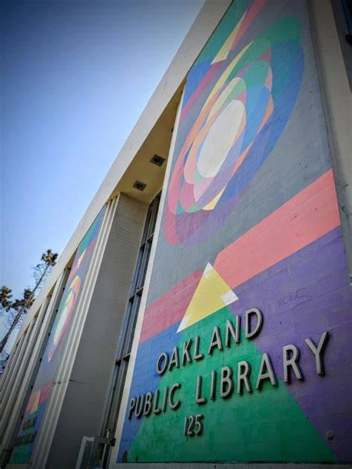 How many libraries are in Oakland?