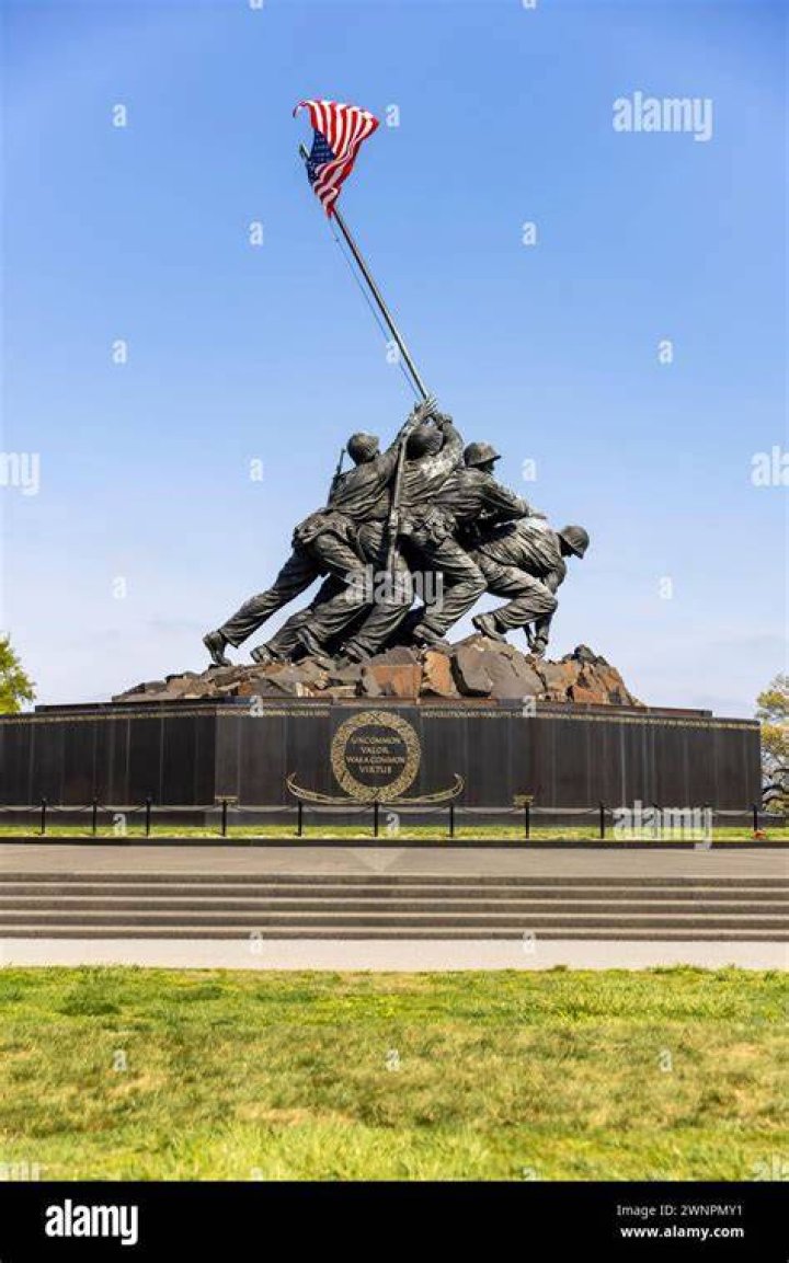How many men are on the Iwo Jima statue?