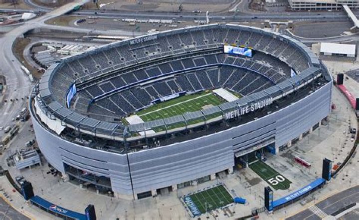How many people does MetLife Stadium fit?