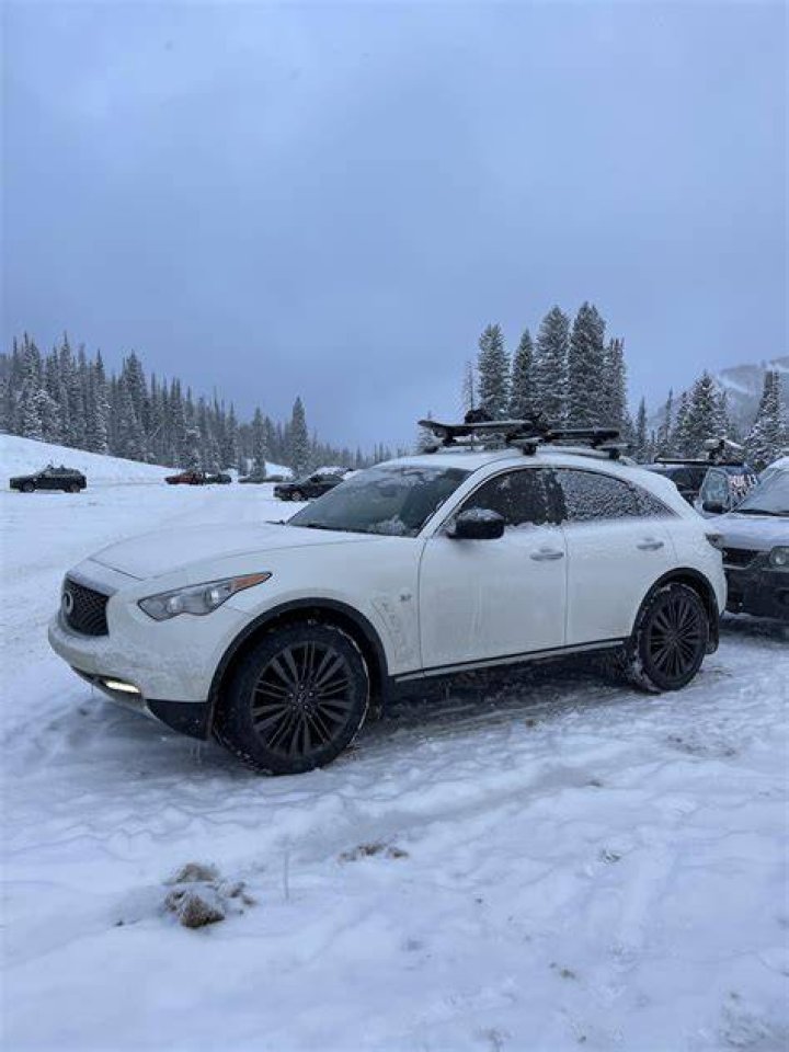 Is Infiniti QX70 good in snow?