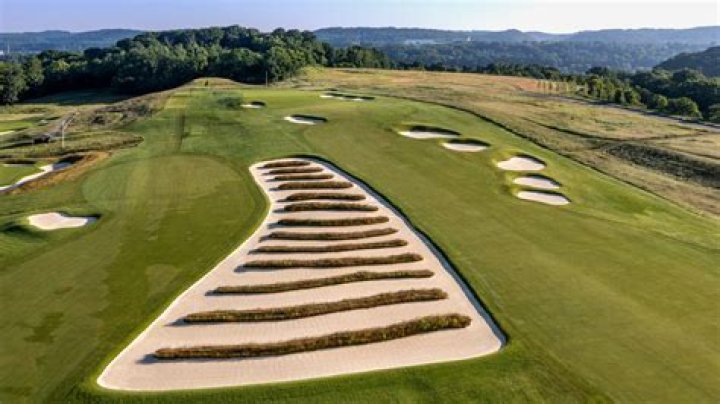 Is Oakmont Golf Course public?