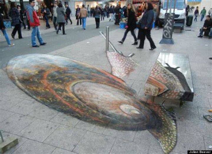 What chalk does Julian Beever use?