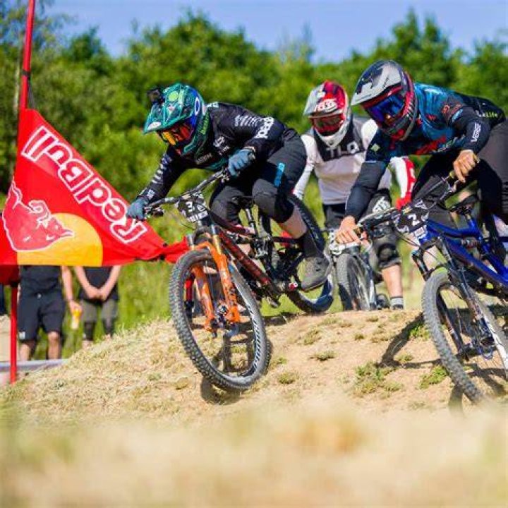 What is 4X MTB racing?