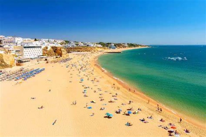 What is the main beach in Albufeira?