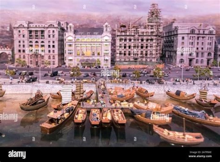 What is the purpose of the promenade theme in Pictures at an Exhibition?