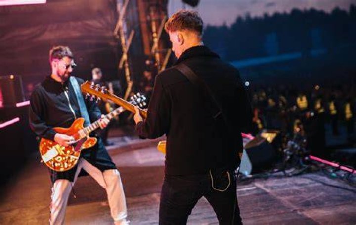 Where are the courteeners playing?