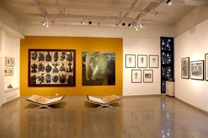 Where can I exhibit my art in Delhi?